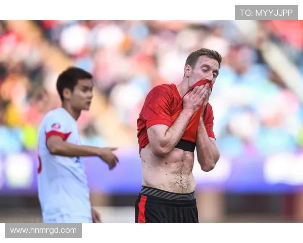 人民网点评英超球员辱华事件：媒体态度与舆论解读